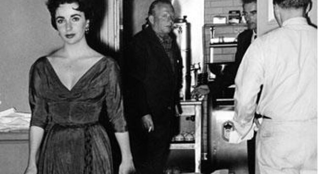 Roseberry catches Taylor leaving dinner at the old Thomas Jefferson Inn, with Montgomery Clift, who was not in the film, lurking at right in the background. 
