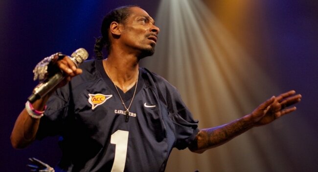 As Lady Gaga did last summer, Dogg sported a UVA jersey.