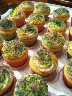 King cake-inspired cup cakes for Mardi Gras
